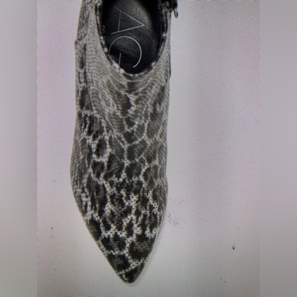 Italian Snake-Embossed Leather - Picture 3 of 4